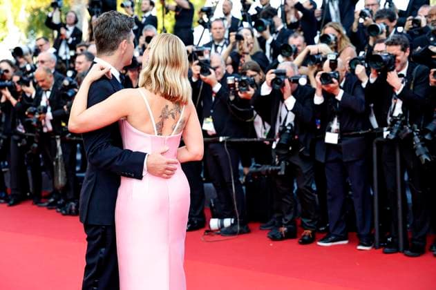 Colin Jost mit Ehefrau Scarlett Johansson bei der Premiere des Kinofilms Asteroid City auf dem Festival de Cannes 2023 76. Internationale Filmfestspiele von Cannes im Palais des Festivals. Cannes, 23.05.2023