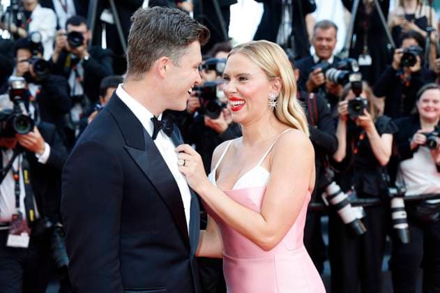 Colin Jost mit Ehefrau Scarlett Johansson bei der Premiere des Kinofilms Asteroid City auf dem Festival de Cannes 2023 76. Internationale Filmfestspiele von Cannes im Palais des Festivals. Cannes, 23.05.2023