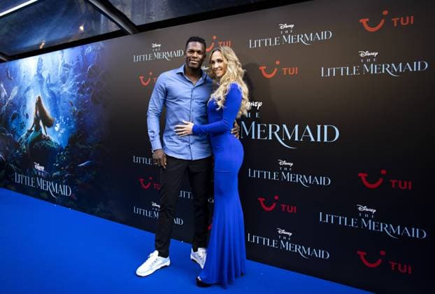 Entertainment Themen der Woche KW21 Entertainment Bilder des Tages AMSTERDAM - Remy Bonjasky and girlfriend on the red carpet, prior to the premiere of The Little Mermaid, the live action version of the Disney animated film. ANP RAMON VAN FLYMEN netherlands out - belgium out  Copyright: xx x470012428x originalFilename: 470012428.jpg