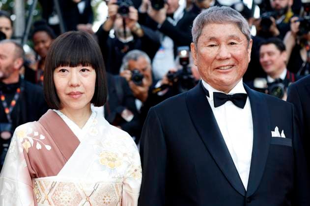Takeshi Kitano mit Begleitung bei der Premiere des Kinofilms Asteroid City auf dem Festival de Cannes 2023 76. Internationale Filmfestspiele von Cannes im Palais des Festivals. Cannes, 23.05.2023
