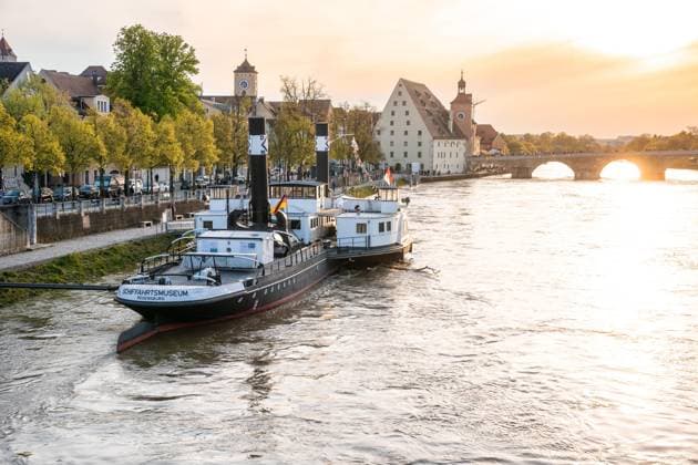  Historisches Museum Schiff auf der Donau im Sonnenuntergang, Regensburg, Bayern, Deutschland, Europa *** historical Museum Ship at the Danube at Sunset, Regensburg, Bavaria, Germany, Europe Copyright: imageBROKER/ManuelxKamuf ibxmlk09289175.jpg