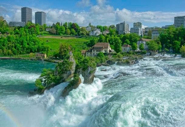 Rheinfall bei Schaffhausen, Wasserfall, Neuhausen am Rheinfall, Kanton Schaffhausen, Schweiz, Europa *** Rhine Falls at Schaffhausen, Waterfall, Neuhausen on Rhine Falls, Canton Schaffhausen, Switzerland, Europe Copyright: imageBROKER MichaelxNitzschke ibxtlo09288985.jpg
