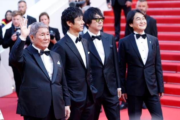 Takeshi Kitano, Hidetoshi Nishijima, Nao Omori und Takeshi Natsuno bei der Premiere des Kinofilms Asteroid City auf dem Festival de Cannes 2023 76. Internationale Filmfestspiele von Cannes im Palais des Festivals. Cannes, 23.05.2023