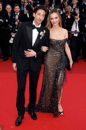 Adrien Brody mit Partnerin Georgina Chapman bei der Premiere des Kinofilms Asteroid City auf dem Festival de Cannes 2023 76. Internationale Filmfestspiele von Cannes im Palais des Festivals. Cannes, 23.05.2023