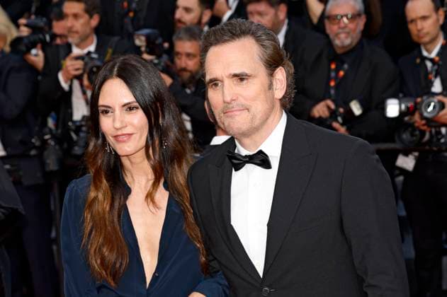 Matt Dillon mit Partnerin Roberta Mastromichele bei der Premiere des Kinofilms Asteroid City auf dem Festival de Cannes 2023 76. Internationale Filmfestspiele von Cannes im Palais des Festivals. Cannes, 23.05.2023