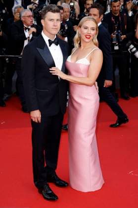 Scarlett Johansson mit Ehemann Colin Jost bei der Premiere des Kinofilms Asteroid City auf dem Festival de Cannes 2023 76. Internationale Filmfestspiele von Cannes im Palais des Festivals. Cannes, 23.05.2023