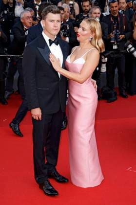 Scarlett Johansson mit Ehemann Colin Jost bei der Premiere des Kinofilms Asteroid City auf dem Festival de Cannes 2023 76. Internationale Filmfestspiele von Cannes im Palais des Festivals. Cannes, 23.05.2023