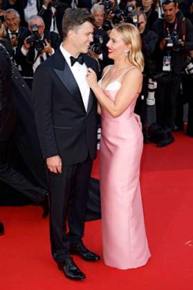 Scarlett Johansson mit Ehemann Colin Jost bei der Premiere des Kinofilms Asteroid City auf dem Festival de Cannes 2023 76. Internationale Filmfestspiele von Cannes im Palais des Festivals. Cannes, 23.05.2023