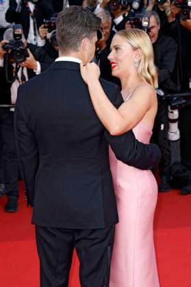 Scarlett Johansson mit Ehemann Colin Jost bei der Premiere des Kinofilms Asteroid City auf dem Festival de Cannes 2023 76. Internationale Filmfestspiele von Cannes im Palais des Festivals. Cannes, 23.05.2023