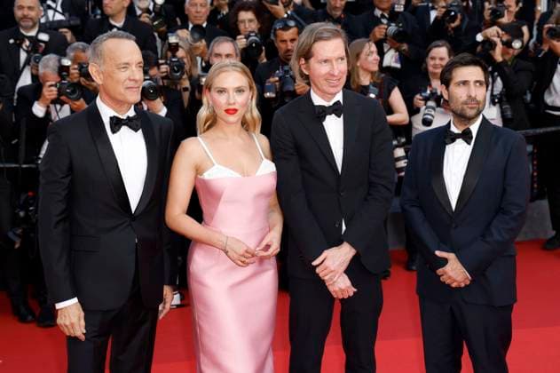Tom Hanks, Scarlett Johansson, Wes Anderson und Jason Schwartzman bei der Premiere des Kinofilms Asteroid City auf dem Festival de Cannes 2023 76. Internationale Filmfestspiele von Cannes im Palais des Festivals. Cannes, 23.05.2023