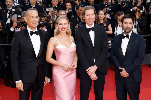 Tom Hanks, Scarlett Johansson, Wes Anderson und Jason Schwartzman bei der Premiere des Kinofilms Asteroid City auf dem Festival de Cannes 2023 76. Internationale Filmfestspiele von Cannes im Palais des Festivals. Cannes, 23.05.2023