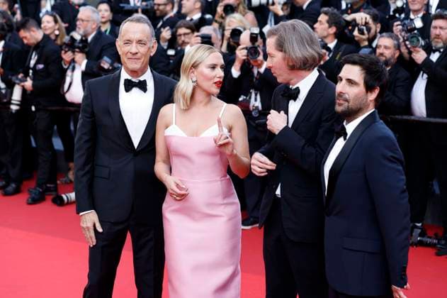 Tom Hanks, Scarlett Johansson, Wes Anderson und Jason Schwartzman bei der Premiere des Kinofilms Asteroid City auf dem Festival de Cannes 2023 76. Internationale Filmfestspiele von Cannes im Palais des Festivals. Cannes, 23.05.2023