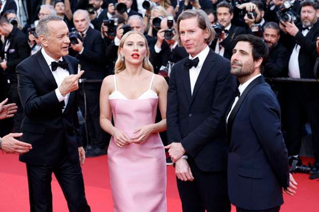 Tom Hanks, Scarlett Johansson, Wes Anderson und Jason Schwartzman bei der Premiere des Kinofilms Asteroid City auf dem Festival de Cannes 2023 76. Internationale Filmfestspiele von Cannes im Palais des Festivals. Cannes, 23.05.2023