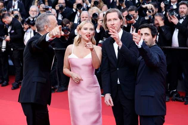Tom Hanks, Scarlett Johansson, Wes Anderson und Jason Schwartzman bei der Premiere des Kinofilms Asteroid City auf dem Festival de Cannes 2023 76. Internationale Filmfestspiele von Cannes im Palais des Festivals. Cannes, 23.05.2023