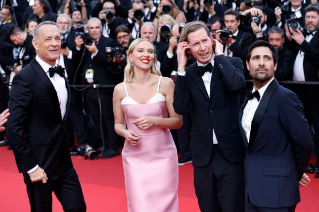 Tom Hanks, Scarlett Johansson, Wes Anderson und Jason Schwartzman bei der Premiere des Kinofilms Asteroid City auf dem Festival de Cannes 2023 76. Internationale Filmfestspiele von Cannes im Palais des Festivals. Cannes, 23.05.2023