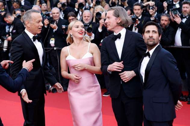 Tom Hanks, Scarlett Johansson, Wes Anderson und Jason Schwartzman bei der Premiere des Kinofilms Asteroid City auf dem Festival de Cannes 2023 76. Internationale Filmfestspiele von Cannes im Palais des Festivals. Cannes, 23.05.2023