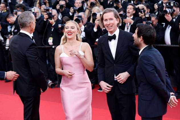 Tom Hanks, Scarlett Johansson, Wes Anderson und Jason Schwartzman bei der Premiere des Kinofilms Asteroid City auf dem Festival de Cannes 2023 76. Internationale Filmfestspiele von Cannes im Palais des Festivals. Cannes, 23.05.2023