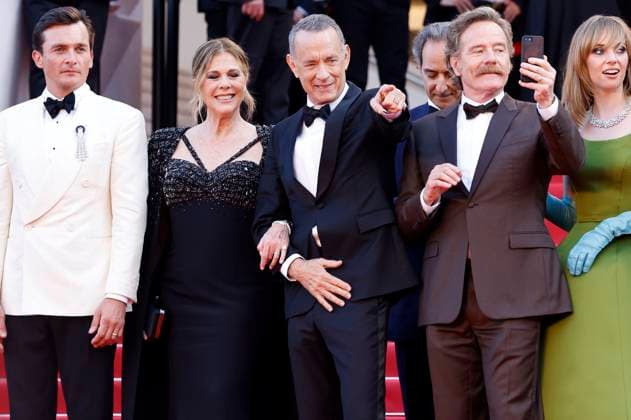 Rupert Friend, Rita Wilson, Tom Hanks, Alexandre Desplat, Bryan Cranston und Maya Hawke bei der Premiere des Kinofilms Asteroid City auf dem Festival de Cannes 2023 76. Internationale Filmfestspiele von Cannes im Palais des Festivals. Cannes, 23.05.2023