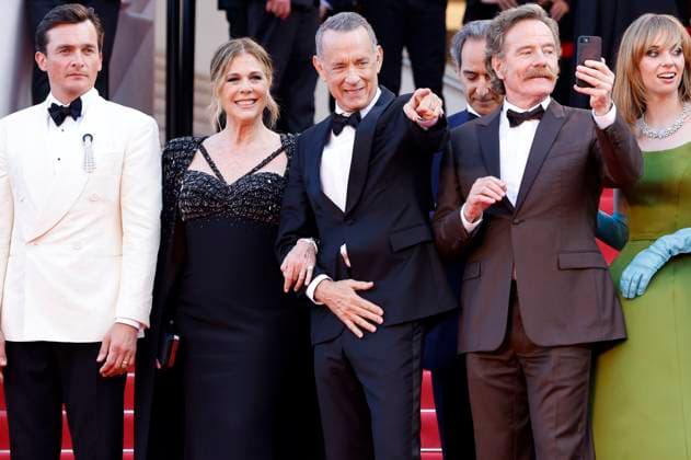Rupert Friend, Rita Wilson, Tom Hanks, Alexandre Desplat, Bryan Cranston und Maya Hawke bei der Premiere des Kinofilms Asteroid City auf dem Festival de Cannes 2023 76. Internationale Filmfestspiele von Cannes im Palais des Festivals. Cannes, 23.05.2023