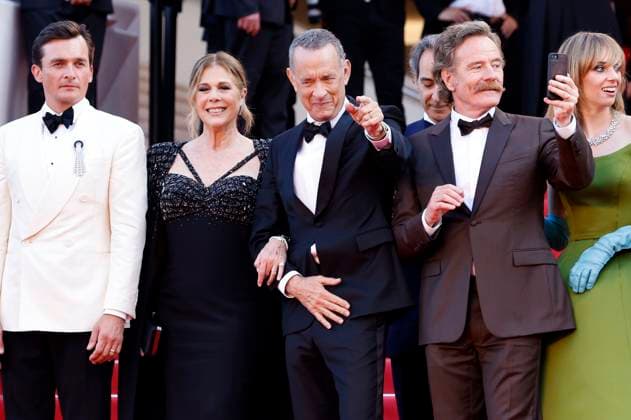 Rupert Friend, Rita Wilson, Tom Hanks, Alexandre Desplat, Bryan Cranston und Maya Hawke bei der Premiere des Kinofilms Asteroid City auf dem Festival de Cannes 2023 76. Internationale Filmfestspiele von Cannes im Palais des Festivals. Cannes, 23.05.2023