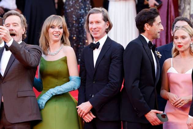 Bryan Cranston, Maya Hawke, Wes Anderson, Adrien Brody und Scarlett Johansson bei der Premiere des Kinofilms Asteroid City auf dem Festival de Cannes 2023 76. Internationale Filmfestspiele von Cannes im Palais des Festivals. Cannes, 23.05.2023
