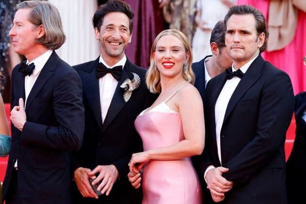 Wes Anderson, Adrien Brody, Scarlett Johansson und Matt Dillon bei der Premiere des Kinofilms Asteroid City auf dem Festival de Cannes 2023 76. Internationale Filmfestspiele von Cannes im Palais des Festivals. Cannes, 23.05.2023