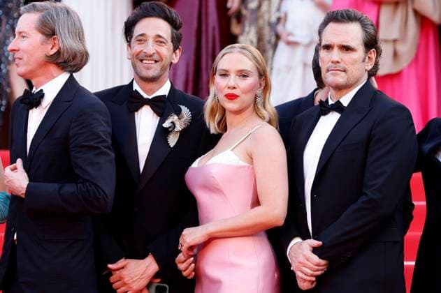 Wes Anderson, Adrien Brody, Scarlett Johansson und Matt Dillon bei der Premiere des Kinofilms Asteroid City auf dem Festival de Cannes 2023 76. Internationale Filmfestspiele von Cannes im Palais des Festivals. Cannes, 23.05.2023