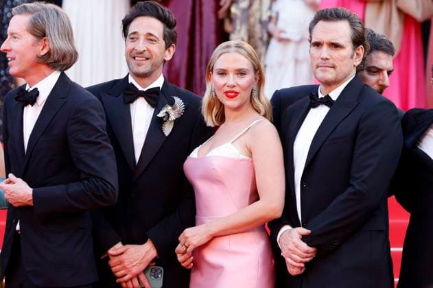 Wes Anderson, Adrien Brody, Scarlett Johansson und Matt Dillon bei der Premiere des Kinofilms Asteroid City auf dem Festival de Cannes 2023 76. Internationale Filmfestspiele von Cannes im Palais des Festivals. Cannes, 23.05.2023