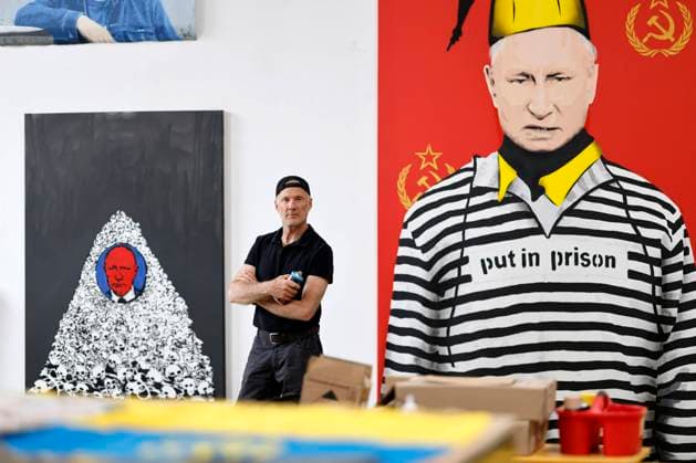Bilder des Jahres 2023, Entertainment 05 Mai Entertainment Themen der Woche KW21 Entertainment Bilder des Tages Bananen-Sprayer Thomas Baumgärtel in seinem Atelier in Köln. Der Künstler ist gerade von einer Reise durch die Ukraine zurückgekehrt, wo er Protest-Kunst an verschiedenen Gebäuden und Objekten anbrachte wie etwa zerstörten Panzern. Köln, 23.05.2023 NRW Deutschland *** Banana sprayer Thomas Baumgärtel in his studio in Cologne The artist has just returned from a trip through Ukraine, where he applied protest art to various buildings and objects such as destroyed tanks Cologne, 23 05 2023 NRW Germany Copyright: xChristophxHardtx