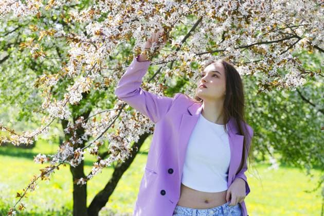 Portrait of a beautiful girl near a flowering tree branch. Minsk, Minsk Region, Belarus R_OQBO230522-1192961-01 ,model released, Symbolfoto