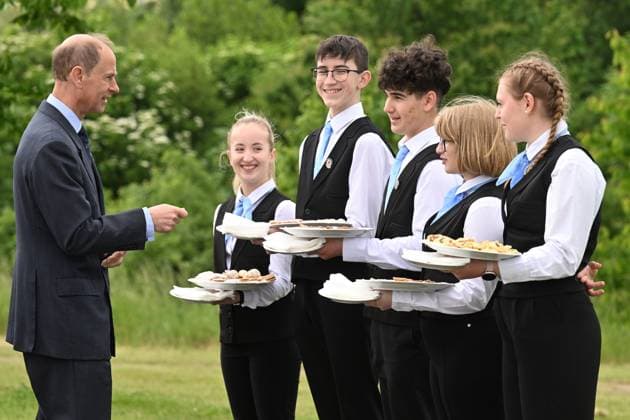 Bilder des Jahres 2023, Entertainment 05 Mai Entertainment Themen der Woche KW21 Entertainment Bilder des Tages The brother of British King Charles III, Prince Edward, plants the last tree in Prince Philip Alley, which was created last year to mark his 100th birthday, in Vestec, Czech Republic, May 24, 2023. (CTKxPhoto MichaelaxRihova) CTKPhotoP2023052403274  CTKPhotoP2023052403274