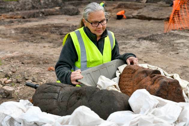 Bilder des Jahres 2023, News 05 Mai News Themen der Woche KW21 News Bilder des Tages . 24 05 2023. Carlisle, United Kingdom. Two giant detailed Imperial Roman sculptures found. Two incredible Roman sculptures have been uncovered at the latest Archaeological dig at the Roman Bath House site at Carlisle Cricket Club in Cumbria. The initial thoughts of experts onsite think that the two giant heads carved from sandstone blocks and take four people to lift could be statues that represent Roman Emperor Septimus Severus and Emperoress Julia Domna. It is thought that the bath house was possibly built for the Imperial couple who are understood to have visited Carlisle and Hadrian s Wall. Carolyn Veit, 69 from Indianna, USA who discovered the sculptures.  xStuartxWalkerx xi-Imagesx IIM-24404-0013