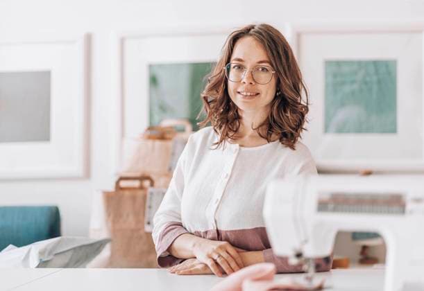 Confident fashion designer wearing eyeglasses at workshop model released, Symbolfoto property released, ADF00033