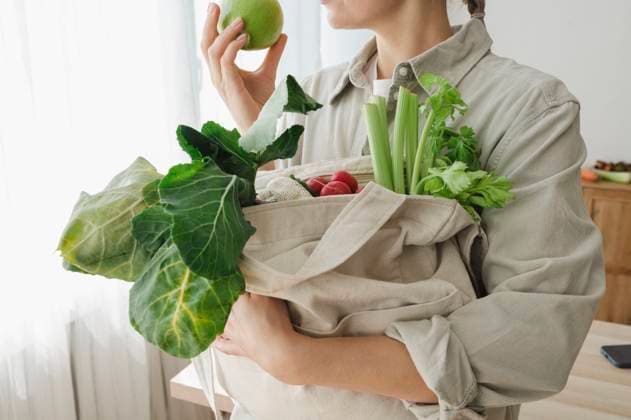 Woman holding reusable bag full of organic vegetables and fruits model released, Symbolfoto property released, ALKF00271
