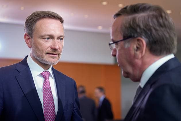 62. Kabinettssitzungen des Bundeskabinett Bundesfinanzminister Christian Lindner (FDP) gemeinsam mit Verteidigungsminister Boris Pistorius (SPD) im Gespraech im Rahmen der Sitzung des Bundeskabinett im Bundeskanzleramt in Berlin, 24.05.2023 Berlin Berlin Deutschland