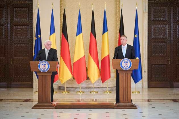 News Themen der Woche KW21 News Bilder des Tages Rumänien, Pressekonferenz Frank-Walter Steinmeier und Klaus Iohannis Pressekonferenz vom Präsidenten Rumäniens Klaus Iohannis und des deutschen Bundespräsident Frank-Walter Steinmeier am 24.05.2023 in Bukarest im Rahmen seines Staatsbesuch in Rumänien. Bukarest Rumänien *** Romania, Press Conference Frank Walter Steinmeier and Klaus Iohannis Press Conference of the President of Romania Klaus Iohannis and the German President Frank Walter Steinmeier on 24 05 2023 in Bucharest in the framework of his state visit to Romania Bucharest Romania