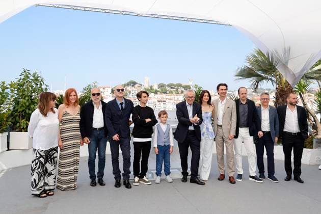 Francesca Calvelli, Susanna Nicchiarelli, Giuseppe Caschetto, Paolo Pierobon, Leonardo Maltese, Enea Sala, Marco Bellocchio, Barbara Ronchi, Fabrizio Gifuni, Fausto Russo Alesi, Paolo Del Brocco und Simone Gatton beim Photocall zum Kinofilm Rapito Kidnapped auf dem Festival de Cannes 2023 76. Internationale Filmfestspiele von Cannes am Palais des Festivals. Cannes, 24.05.2023