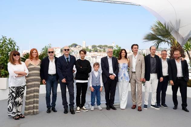 Francesca Calvelli, Susanna Nicchiarelli, Giuseppe Caschetto, Paolo Pierobon, Leonardo Maltese, Enea Sala, Marco Bellocchio, Barbara Ronchi, Fabrizio Gifuni, Fausto Russo Alesi, Paolo Del Brocco und Simone Gatton beim Photocall zum Kinofilm Rapito Kidnapped auf dem Festival de Cannes 2023 76. Internationale Filmfestspiele von Cannes am Palais des Festivals. Cannes, 24.05.2023