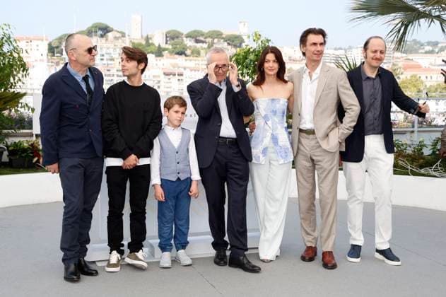 Paolo Pierobon, Leonardo Maltese, Enea Sala, Marco Bellocchio, Barbara Ronchi, Fabrizio Gifuni und Fausto Russo Alesi beim Photocall zum Kinofilm Rapito Kidnapped auf dem Festival de Cannes 2023 76. Internationale Filmfestspiele von Cannes am Palais des Festivals. Cannes, 24.05.2023