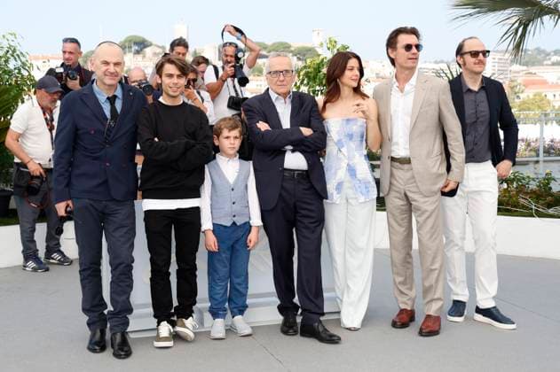 Paolo Pierobon, Leonardo Maltese, Enea Sala, Marco Bellocchio, Barbara Ronchi, Fabrizio Gifuni und Fausto Russo Alesi beim Photocall zum Kinofilm Rapito Kidnapped auf dem Festival de Cannes 2023 76. Internationale Filmfestspiele von Cannes am Palais des Festivals. Cannes, 24.05.2023