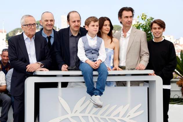 Marco Bellocchio, Paolo Pierobon, Fausto Russo Alesi, Enea Sala, Barbara Ronchi, Fabrizio Gifuni und Leonardo Maltese beim Photocall zum Kinofilm Rapito Kidnapped auf dem Festival de Cannes 2023 76. Internationale Filmfestspiele von Cannes am Palais des Festivals. Cannes, 24.05.2023