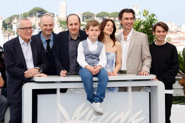 Marco Bellocchio, Paolo Pierobon, Fausto Russo Alesi, Enea Sala, Barbara Ronchi, Fabrizio Gifuni und Leonardo Maltese beim Photocall zum Kinofilm Rapito Kidnapped auf dem Festival de Cannes 2023 76. Internationale Filmfestspiele von Cannes am Palais des Festivals. Cannes, 24.05.2023