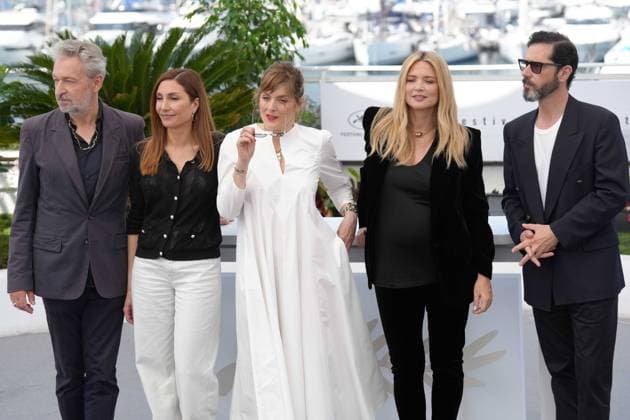 Eric Reinhardt - Audrey Diwan - ValÃ rie Donzelli - Virginie Efira - Melvil Poupaud CELEBRITES : 76 eme festival de Cannes - Photocall du film Â« L Amour et les Forets (Just The Two Of Us) Â» - Cannes - 24 05 2023 NorbertScanella Panoramic 