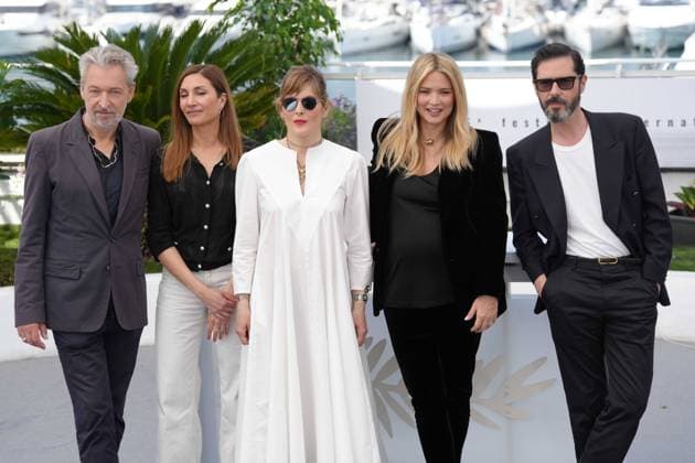 Eric Reinhardt - Audrey Diwan - ValÃ rie Donzelli - Virginie Efira - Melvil Poupaud CELEBRITES : 76 eme festival de Cannes - Photocall du film Â« L Amour et les Forets (Just The Two Of Us) Â» - Cannes - 24 05 2023 NorbertScanella Panoramic 