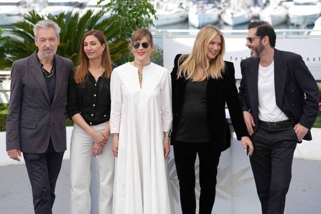 Eric Reinhardt - Audrey Diwan - ValÃ rie Donzelli - Virginie Efira - Melvil Poupaud CELEBRITES : 76 eme festival de Cannes - Photocall du film Â« L Amour et les Forets (Just The Two Of Us) Â» - Cannes - 24 05 2023 NorbertScanella Panoramic 