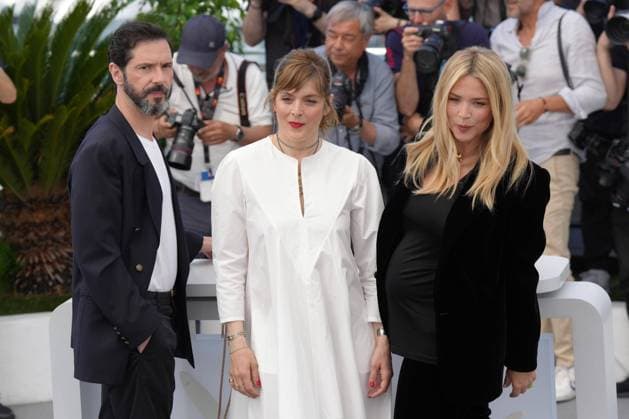 Melvil Poupaud - ValÃ rie Donzelli - Virginie Efira CELEBRITES : 76 eme festival de Cannes - Photocall du film Â« L Amour et les Forets (Just The Two Of Us) Â» - Cannes - 24 05 2023 NorbertScanella Panoramic 