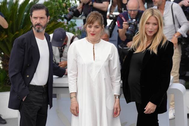 Melvil Poupaud - ValÃ rie Donzelli - Virginie Efira CELEBRITES : 76 eme festival de Cannes - Photocall du film Â« L Amour et les Forets (Just The Two Of Us) Â» - Cannes - 24 05 2023 NorbertScanella Panoramic 