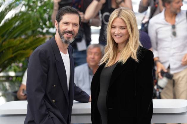 Melvil Poupaud - Virginie Efira CELEBRITES : 76 eme festival de Cannes - Photocall du film Â« L Amour et les Forets (Just The Two Of Us) Â» - Cannes - 24 05 2023 NorbertScanella Panoramic 