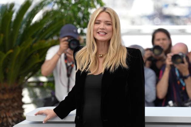Virginie Efira CELEBRITES : 76 eme festival de Cannes - Photocall du film Â« L Amour et les Forets (Just The Two Of Us) Â» - Cannes - 24 05 2023 NorbertScanella Panoramic 