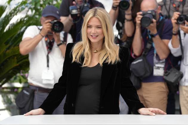 Virginie Efira CELEBRITES : 76 eme festival de Cannes - Photocall du film Â« L Amour et les Forets (Just The Two Of Us) Â» - Cannes - 24 05 2023 NorbertScanella Panoramic 